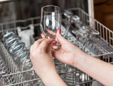 Γιατί είναι καλό να βάζεις ξύδι στο πλυντήριο πιάτων;